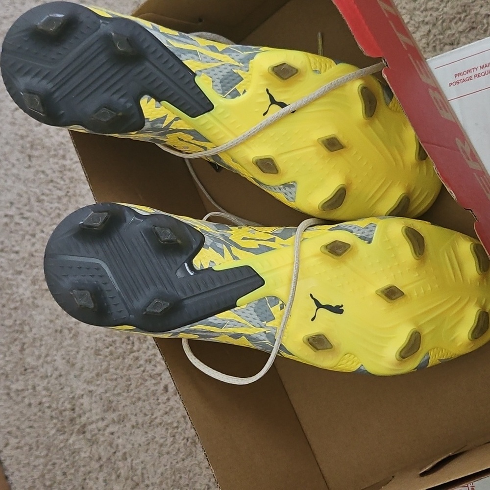Soccer PUMA Future Ultimate SG Voltage Yellow and Gray Cleats - Picture 4 of 5